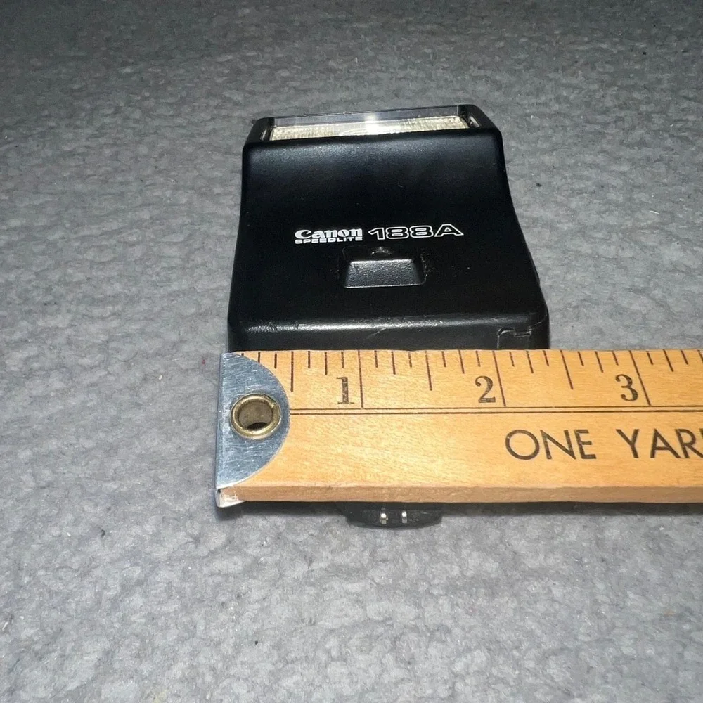 VTG Canon Speedlite 188A 35mm SLR‎ Camera Shoe Mount Electronic Flash With Case